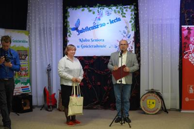 Życzenia składa Roman Biss - dyrektor Gminnego Ośrodka Kultury w Gościeradowie z Małgorzatą Kamińską - Żuber.