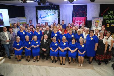 Wspólne zdjęcie uczestników Jubileuszu 20 - lecia Klubu Seniora w Gościeradowie.