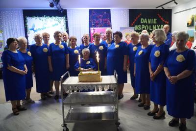Odśpiewanie "Sto lat" przy jubileuszowym torcie.