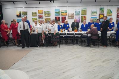Odśpiewanie "Sto lat" przy jubileuszowym torcie.