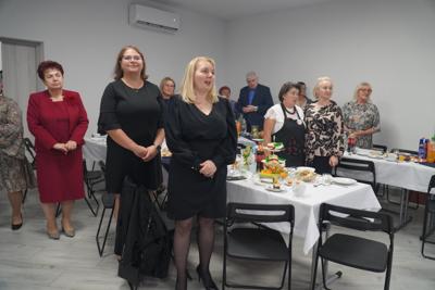 Odśpiewanie "Sto lat" przy jubileuszowym torcie.