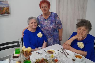 Od lewej : Zofia Karkusiewicz - przewodnicząca i założycielka Klubu Seniora w Gościeradowie (osoba siedząca) i Teresa Myszak - prezes Stowarzyszenia "Senior na Czasie" z Kraśnika (osoba stojąca) oraz członkini Klubu Seniora Grażyna Goleń.