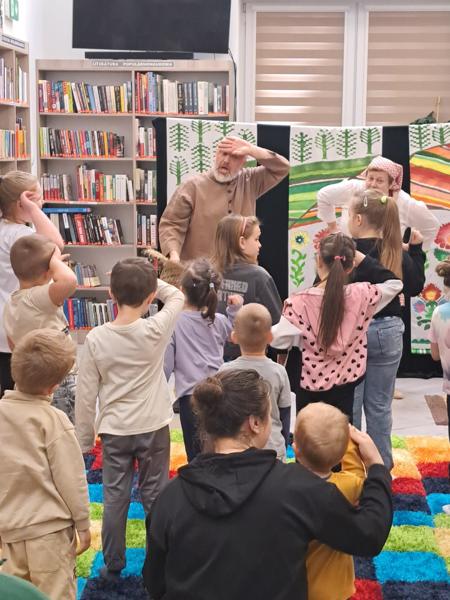 Wspólna zabawa aktorów z widownią.