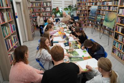Wykonywanie prac plastycznych przez młodzież i dorosłych uczestników warsztatów.