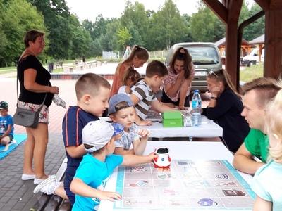Programowanie robotów przez dzieci.