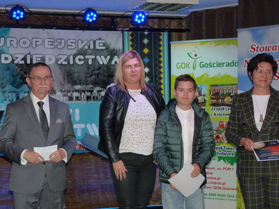 Zdobywca Nagrody Wójta Gminy Gościeradów z mamą. Obok wójt gminy i dyrektor ZPO w Gościeradowie.