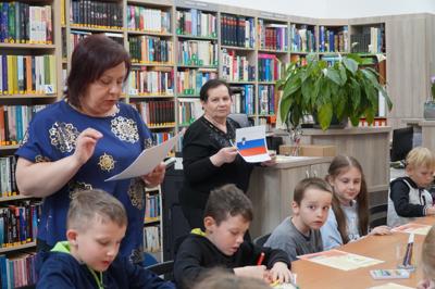 Pracownice biblioteki  - pani Kasia i pani Marysia zapoznają dzieci z informacjami o kraju pochodzenia autorki książki.