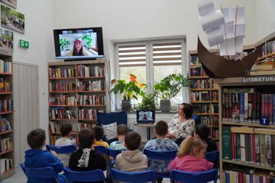 Uczetnicy spotkania w naszej bibliotece łączą się z ilustratorką poprzez platformę ZOOM.
