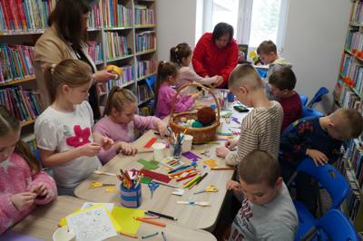 Wykonywanie pracy manualnej z wykorzystaniem przygotowanych materiałów.