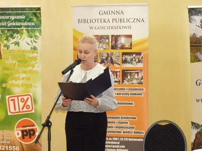 Dyrektor Gminnej Biblioteki Publicznej w Gościeradowie odczytuje informacje na temat historii akcji w gminie.
