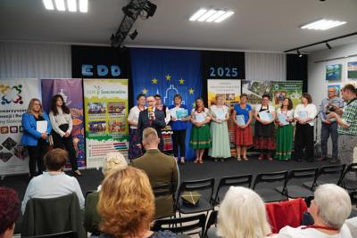Wspólne zdjęcie nagrodzonych w konkursie kulinarnym z komisją.