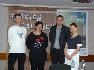 Pan Artur z załogą Gminnej Biblioteki Publicznej w Gościeradowie.