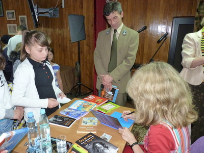 Anna Onichimowska w otoczeniu czytelników naszej biblioteki.