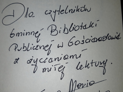 Pamiątkowy wpis dla czytelników biblioteki wraz z autografem Pani Eweliny.
