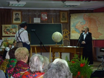 Relacje nauczyciel - uczeń w dawnej szkole na przykładzie scenki przygotowanej przez Klub Seniora w Gościeradowie.