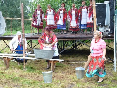 Wspólna inscenizacja zespołów "Szła panienka po wodę".