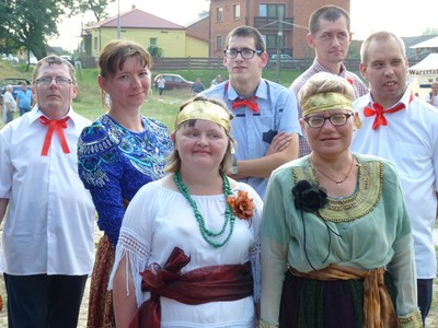 Podopieczni Domu Pomocy Społecznej w Gościeradowie przed występem.