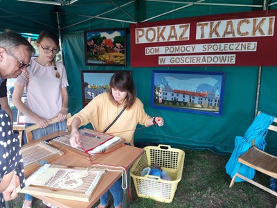 Pokaz tkania na ramce tkackiej.