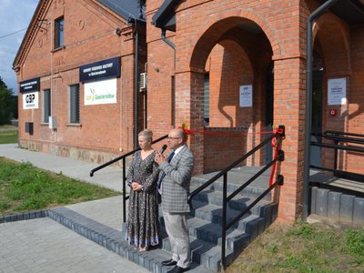 Dyrektorzy Gminnej Biblioteki Publicznej w Gościeradowie i Gminnego Ośrodka Kultury w Gościeradowie witają gości 
w odremontowanym budynku.