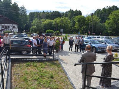 Widok na plac przed budynkiem GOK i GBP.