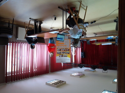 Prowadząca szkolenie trener z Centrum "Mentoris" Mateusz Prucnal z częścią uczestników na tle banneru biblioteki.