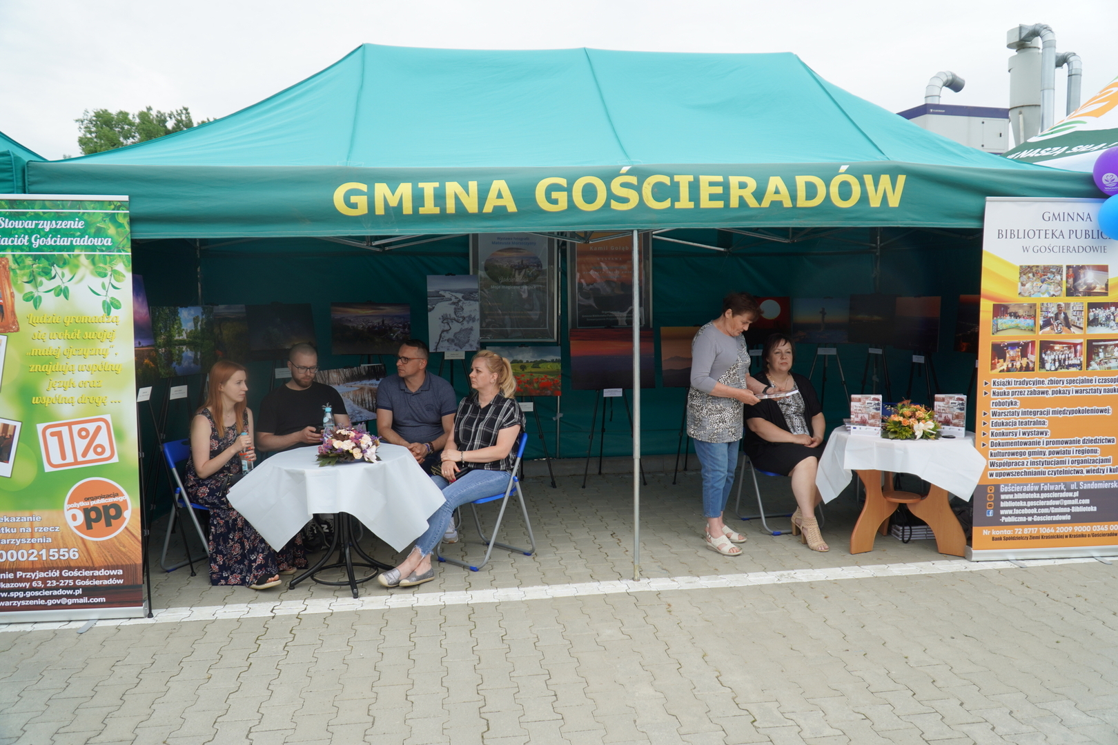 Stoisko promocyjne Gminy Gościeradów z wystawami dwóch rodzimych fotografów i promocją książki o mieszkańcach i najciekawszych miejscach gminy.  