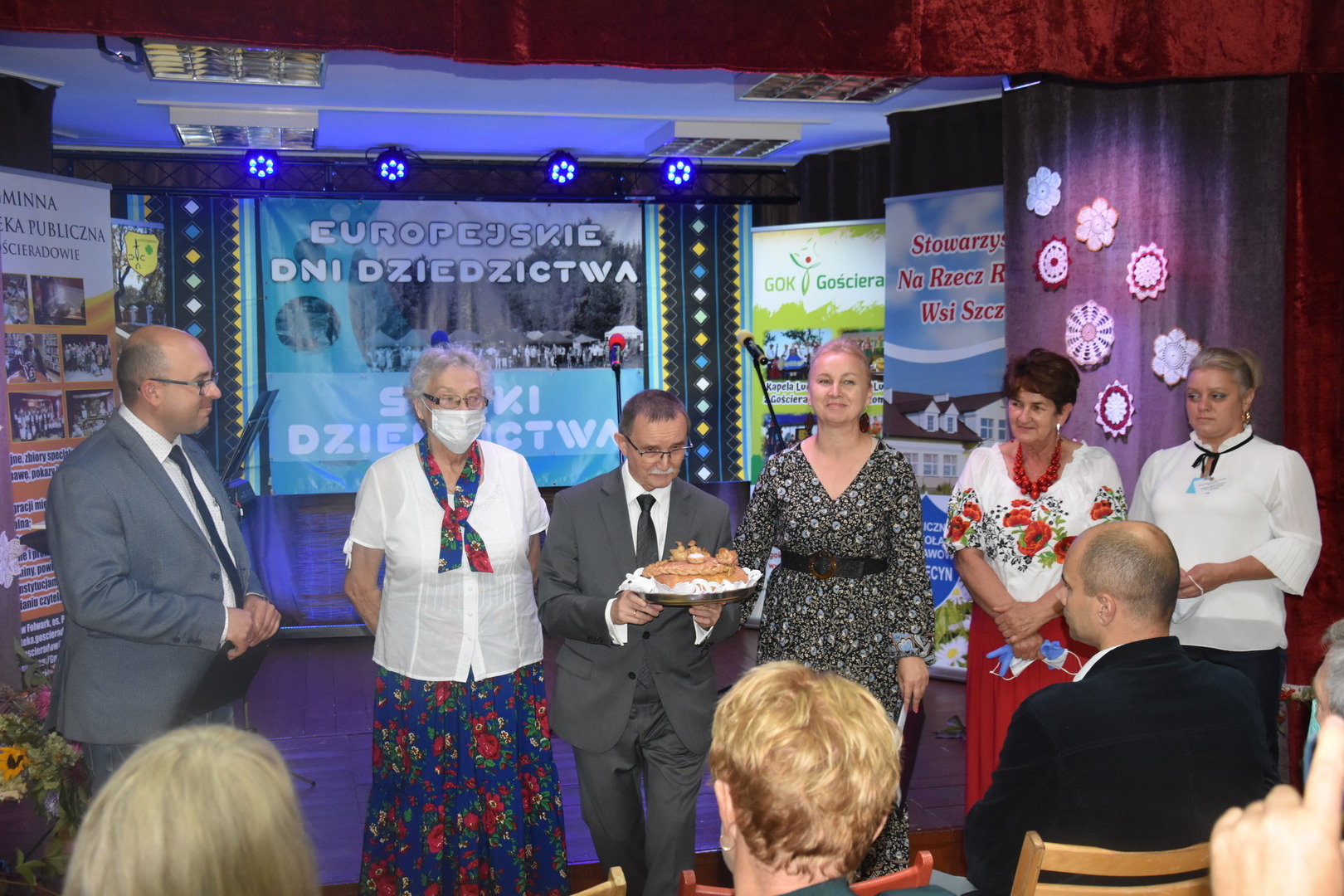 Przedstawiciele organizatorów witają uczestników chlebem i solą.