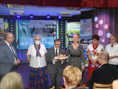 Przedstawiciele organizatorów witają uczestników chlebem i solą.