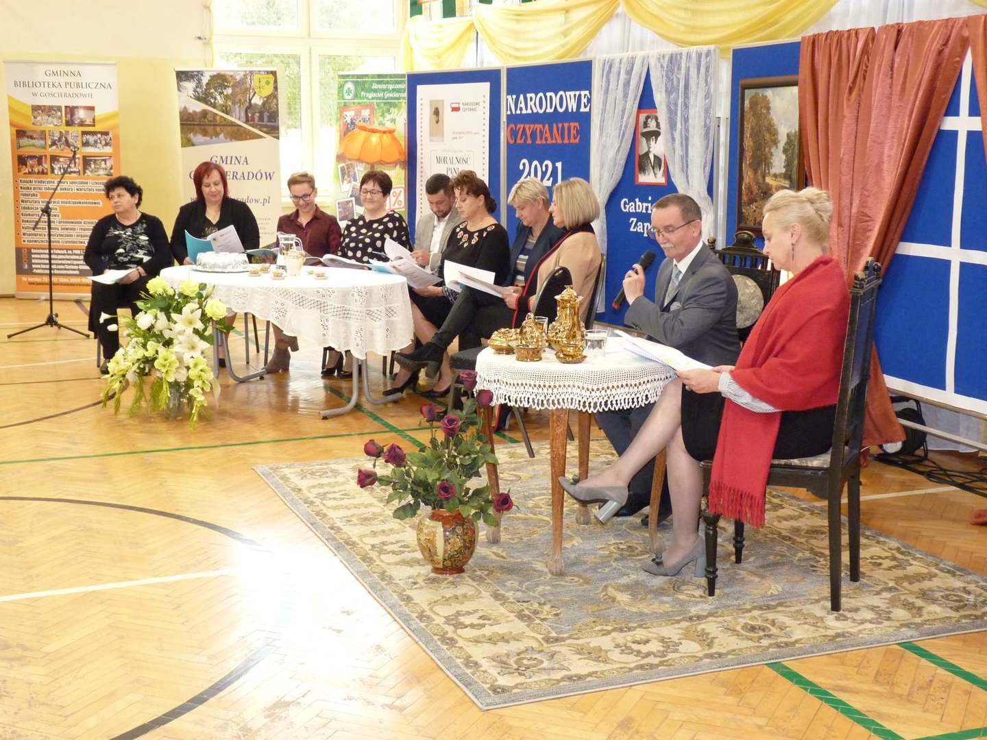 Scena akcji gminnej Narodowego Czytania z osobami, które czytały role bohaterów tragifarsy "Moralność pani Dulskiej".  