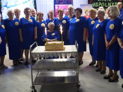 Odśpiewanie "Sto lat" przy jubileuszowym torcie.
