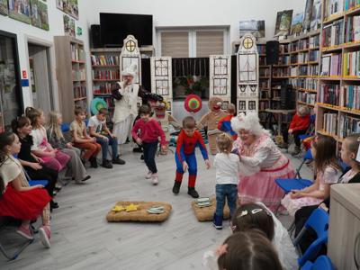 Ciasteczkowe konkurencje dla  dzieci w bibliotece.