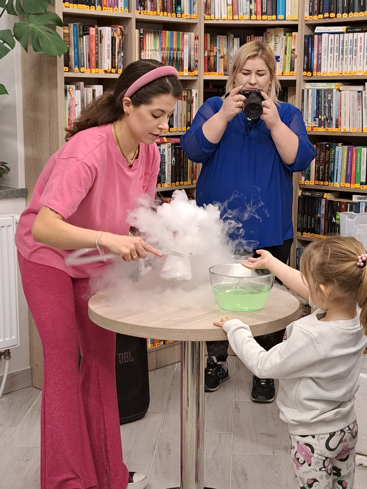 Widowiskowe eksperymenty z użyciem suchego lodu dla dzieci. 