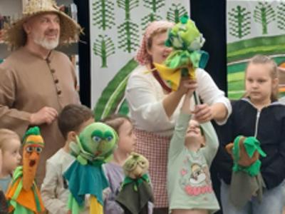 Aktorzy Teatru pod Orzełkiem w spektaklu "Kukła z wiejskiego podwórza"