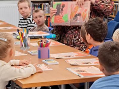 Wzorowe czytanie przez bibliotekarkę panią Kasię książki " Gdzie go znalazłaś?"