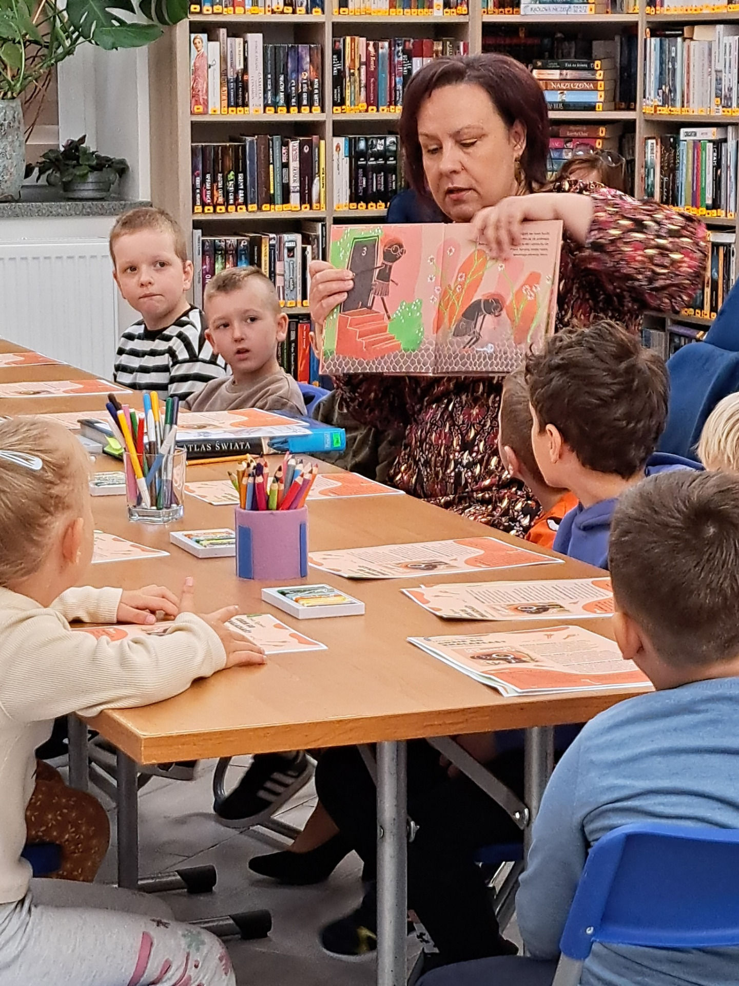 Wzorowe czytanie przez bibliotekarkę panią Kasię książki " Gdzie go znalazłaś?"