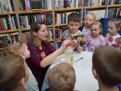 Eksperyment ukazujący wpływ kwasów na płytke nazębną.