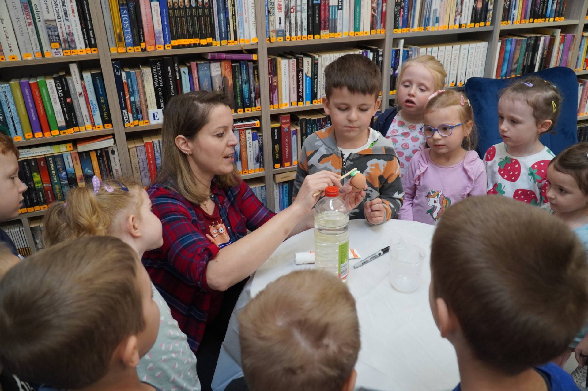 Eksperyment ukazujący wpływ kwasów na płytke nazębną. 