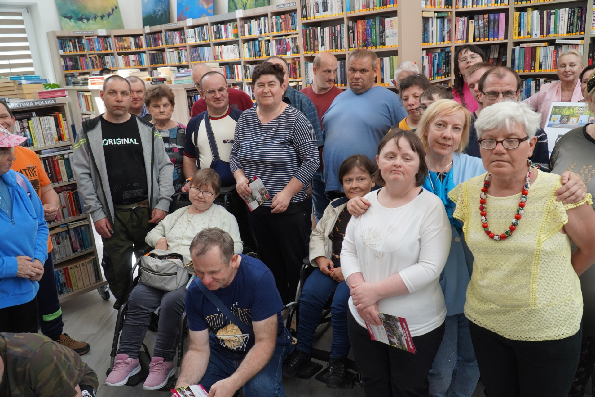 Zdjęcie zbiorowe osób uczestnizacych w spotkaniu w naszej bibliotece.