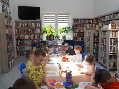 Bibliotekarka Kasia opowiada o kraju, z którego pochodzi pisarka Ewi Jerokosta.