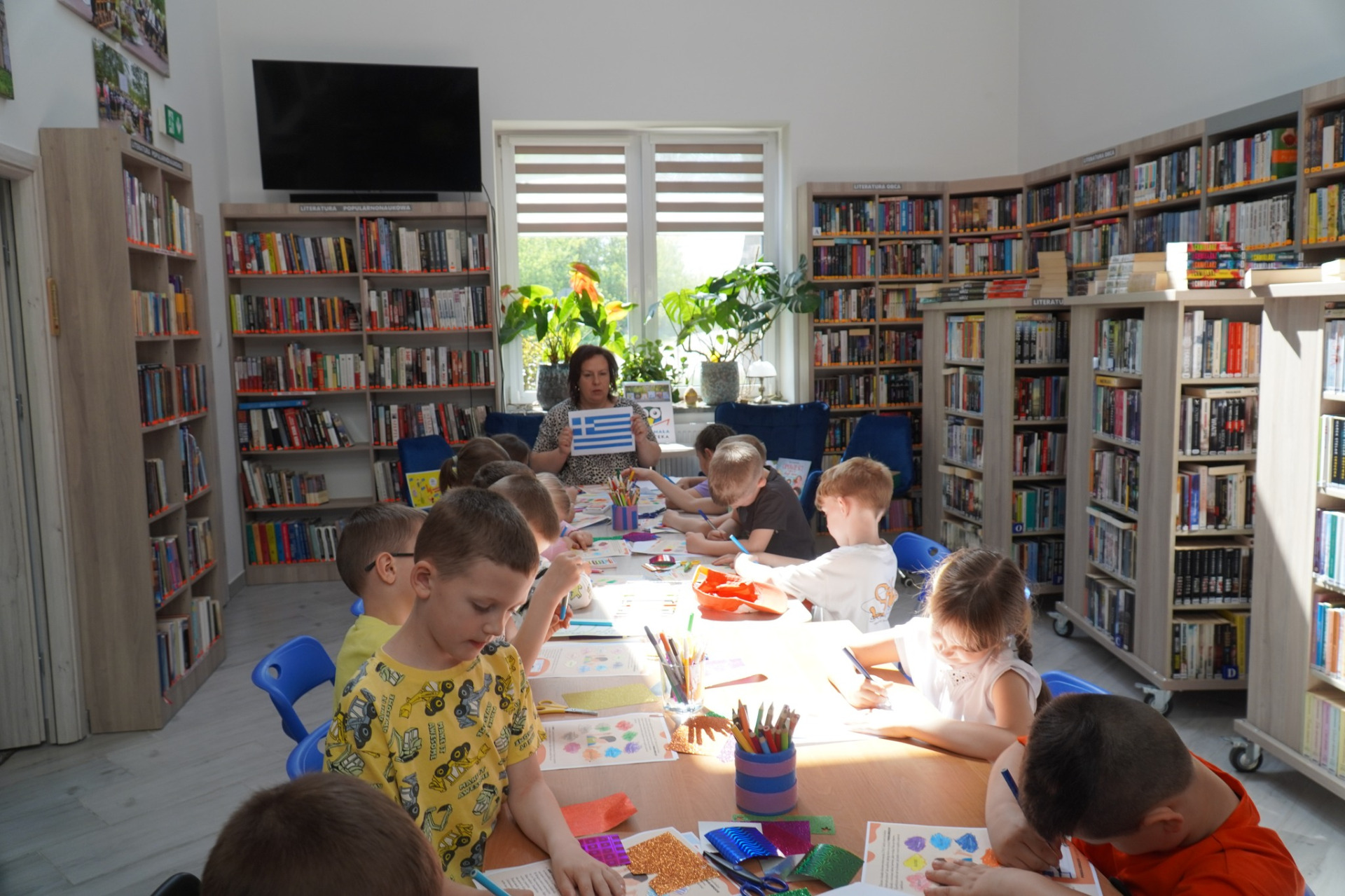 Bibliotekarka Kasia opowiada o kraju, z którego pochodzi pisarka Ewi Jerokosta.