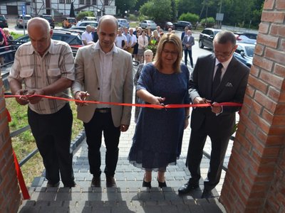 Uroczyste przecięcie wstęgi przez przedstawicieli władz gminy.