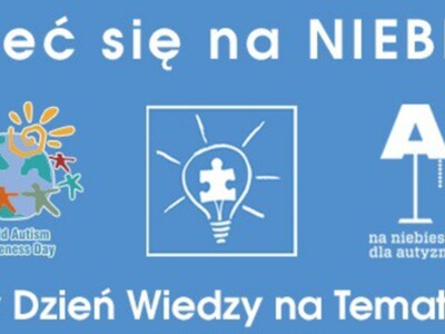 Plakat w kolorze niebieskim.
Napis "Zaświeć się na NIEBIESKO".
Dzień Wiedzy na Temat Autyzmu.