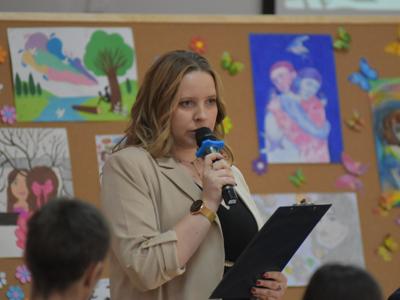 debata dla młodzieży - prowadząca Kinga Ligaj wita zebranych Gości