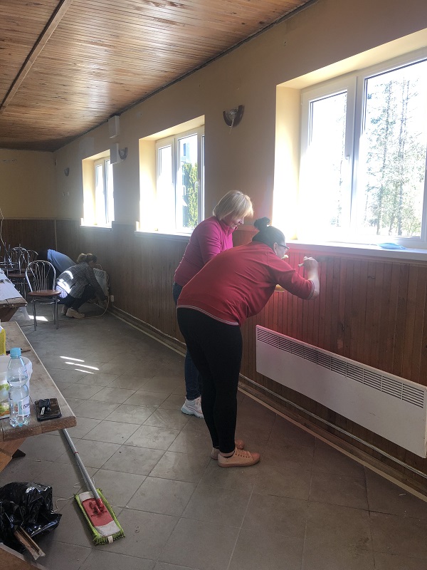 Uczestniczki projektu odświeżają boazerię