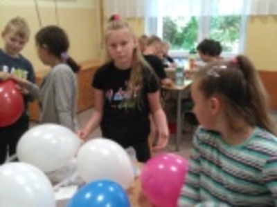 dzieci dmuchają balony