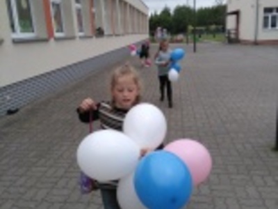 dziewczynka trzyma balony