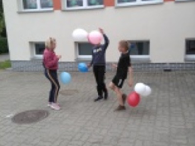 zabawa dzieci  z balonami