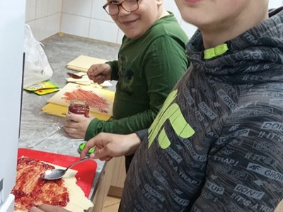 dzieci robią słodki deser