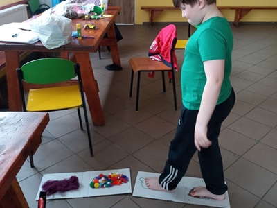 chłopiec robi doświadczenie 3