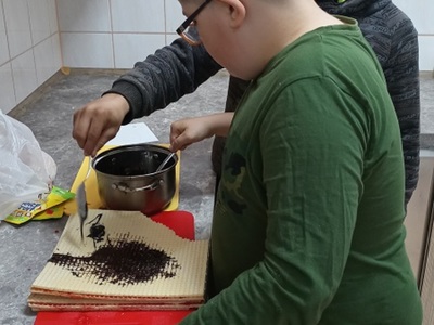 chłopcy robią słodki deser